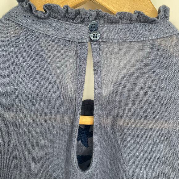 a.n.a Top Women’s Medium Blue Floral Embroidered Feminine Romantic Flowy - Picture 3 of 10